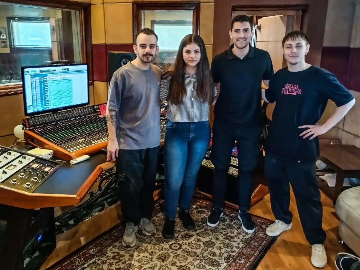 Isabella Vivas junto al equipo técnico de Penny Lane. Foto: Gentileza