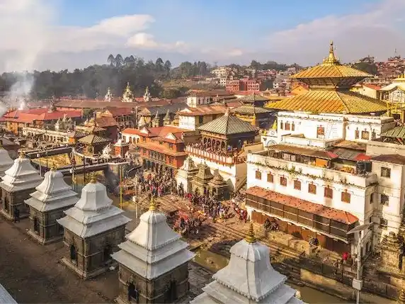 En Nepal exploran el uso de plástico triturado para asfaltar carreteras.