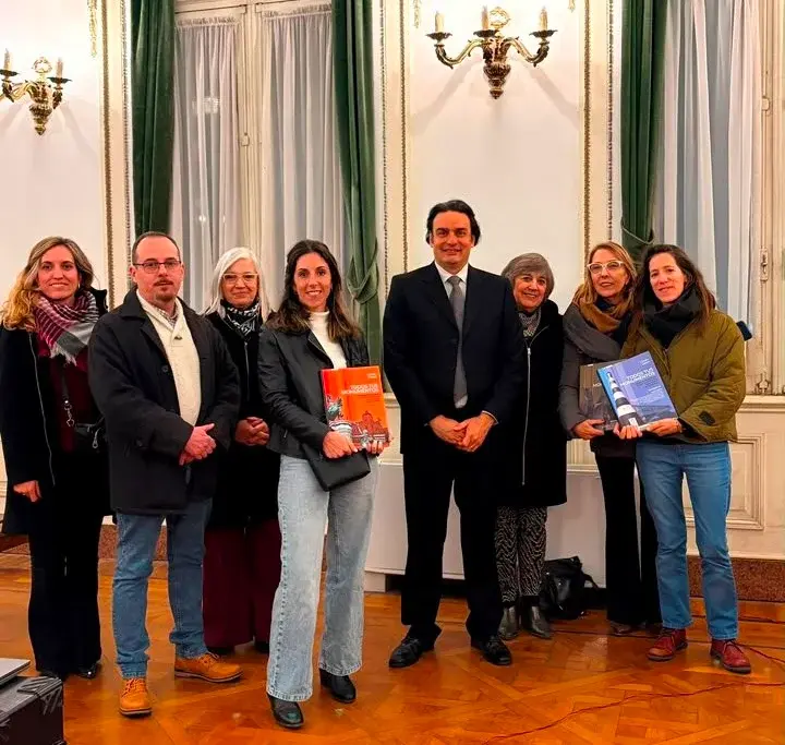 María Paz Pérez, Emiliano Monsalvo, Emilse Leone, Martina diez, Graciela Chalde, María Leonardi y Agustina de la Cal junto a Claudio Catera, autor de la colección “Todos tus monumentos”