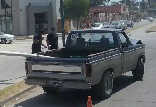 Chocó una camioneta en 74 y 75