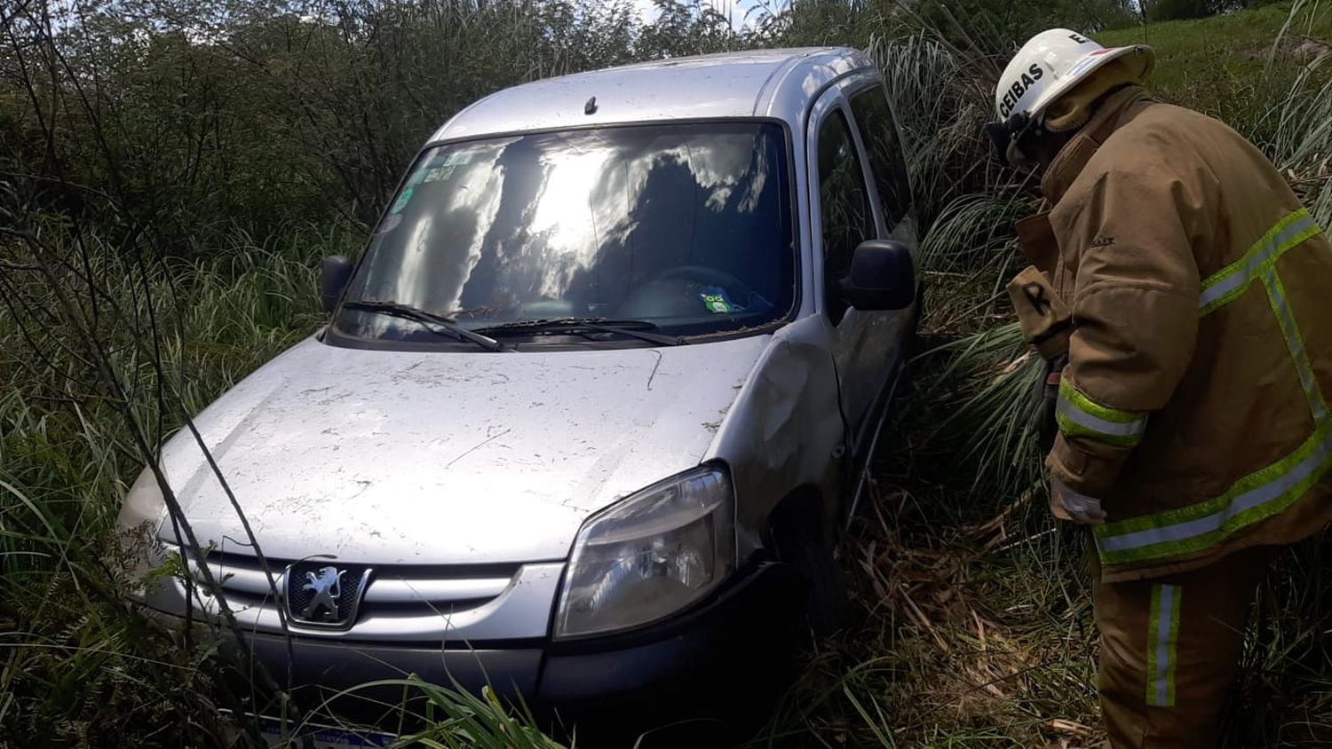 Dos personas que viajaban en un utilitario por Ruta Nº 12 despistaron y terminaron en monte