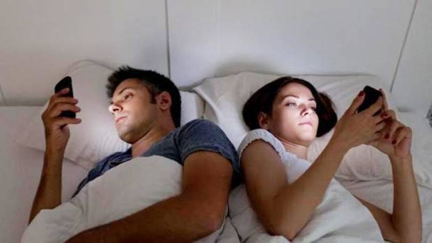 ¿Ayuda a dormir mejor ver el celular en modo luz nocturna?