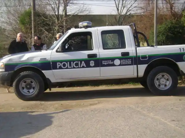 Dos policías recibieron una paliza por varios vecinos de Los Hornos