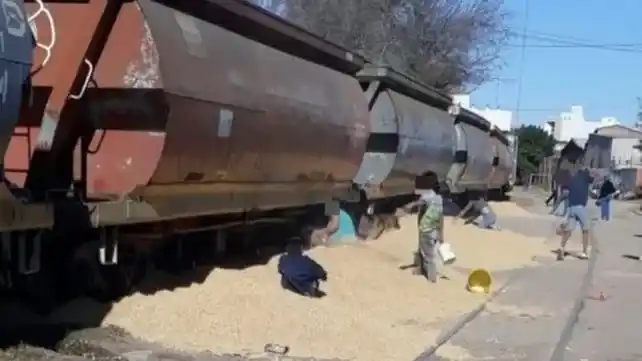 Villa Gobernador Gálvez: emboscaron un tren y saquearon mil toneladas de soja