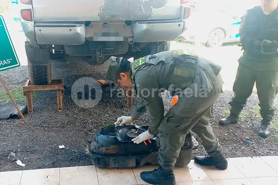 VIDEO | Volcó su camioneta en la Ruta Nacional 34 y Gendarmería le encontró 21 kilos de cocaína en el tanque de combustible