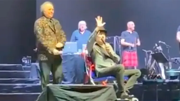 Joaquín Sabina se cayó del escenario y lo sacaron en camilla
