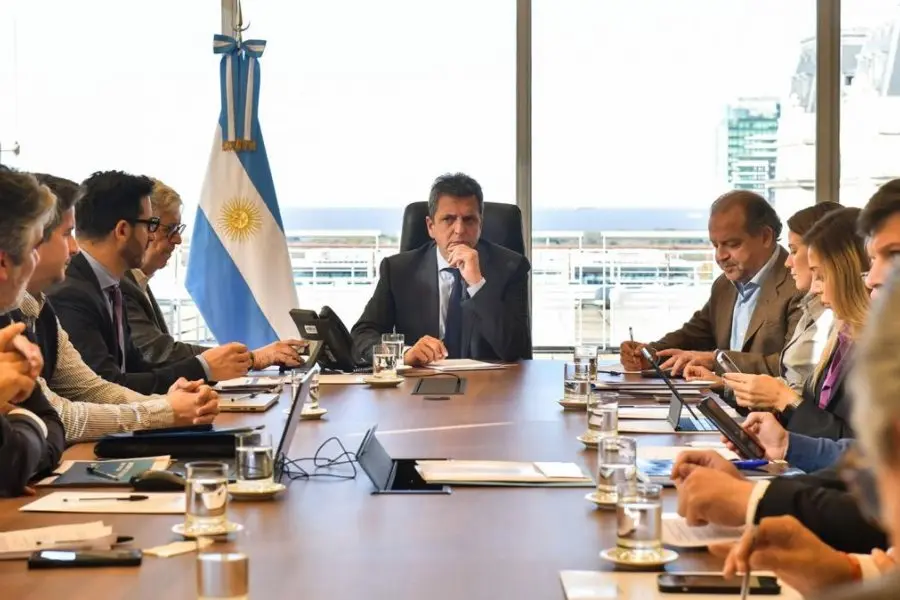 Massa define con su gabinete la eliminación del Impuesto a las Ganancias