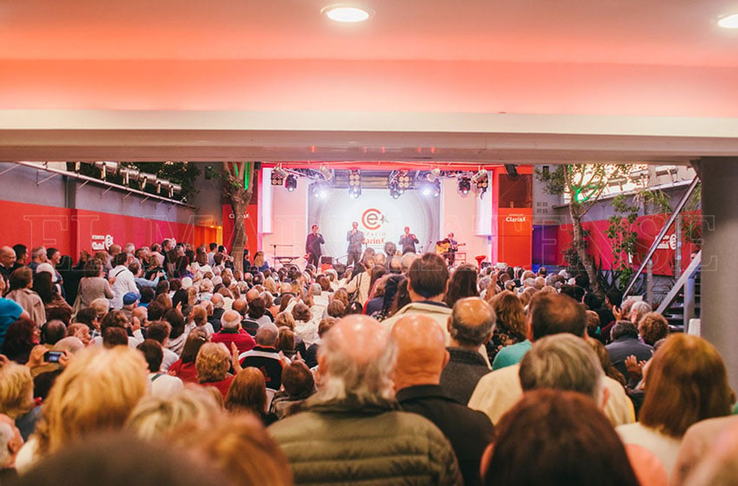 Música, moda y magia, abren la semana en Espacio Clarín