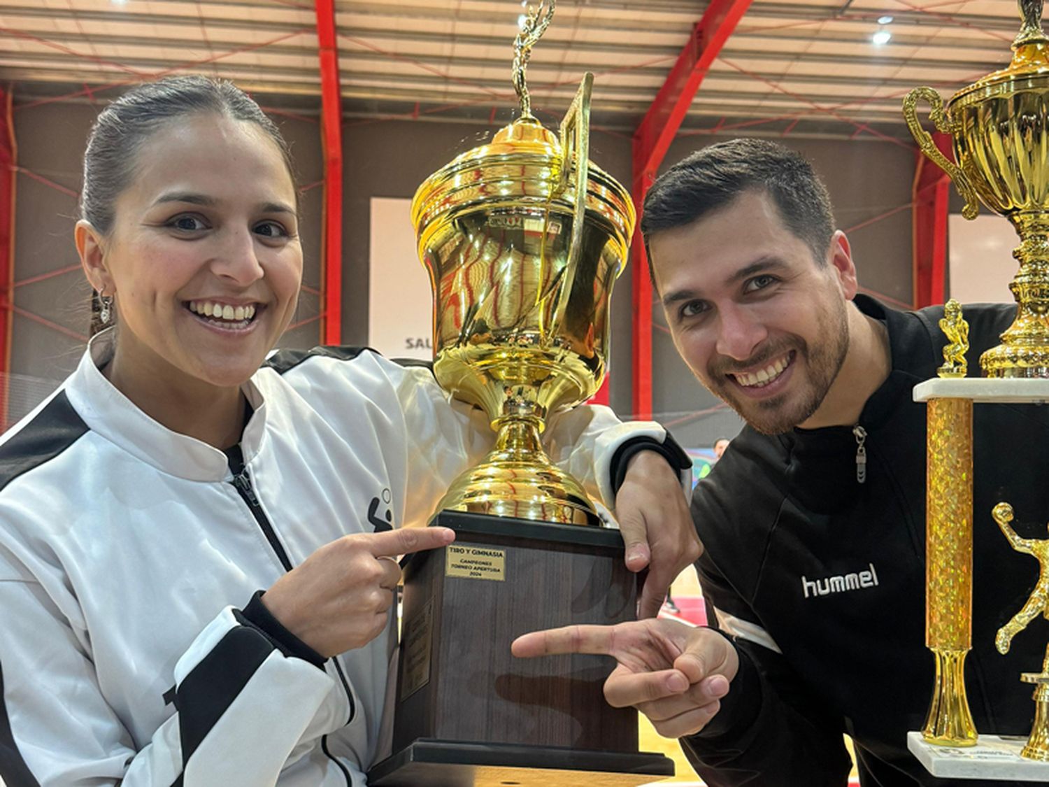 Gerardo Albrecht junto a Vanessa Valero celebraron el título de los varones.