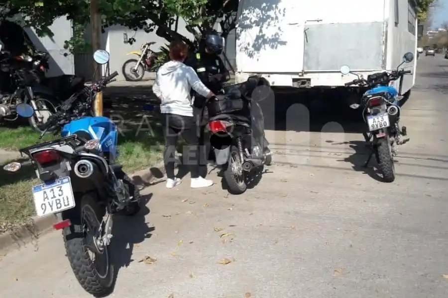 Era menor, conducía sin licencia ni seguro y cruzó un semáforo en rojo: lo detuvieron y le retuvieron el vehículo