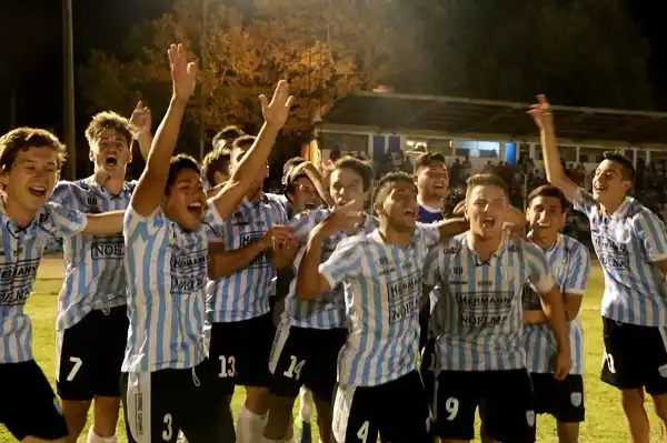 Juventud Unida fue más eficaz en los penales y venció a Central 