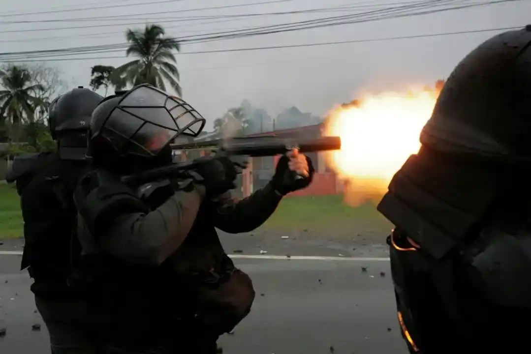 La Policía dispersó las protestas con gases lacrimógenos.