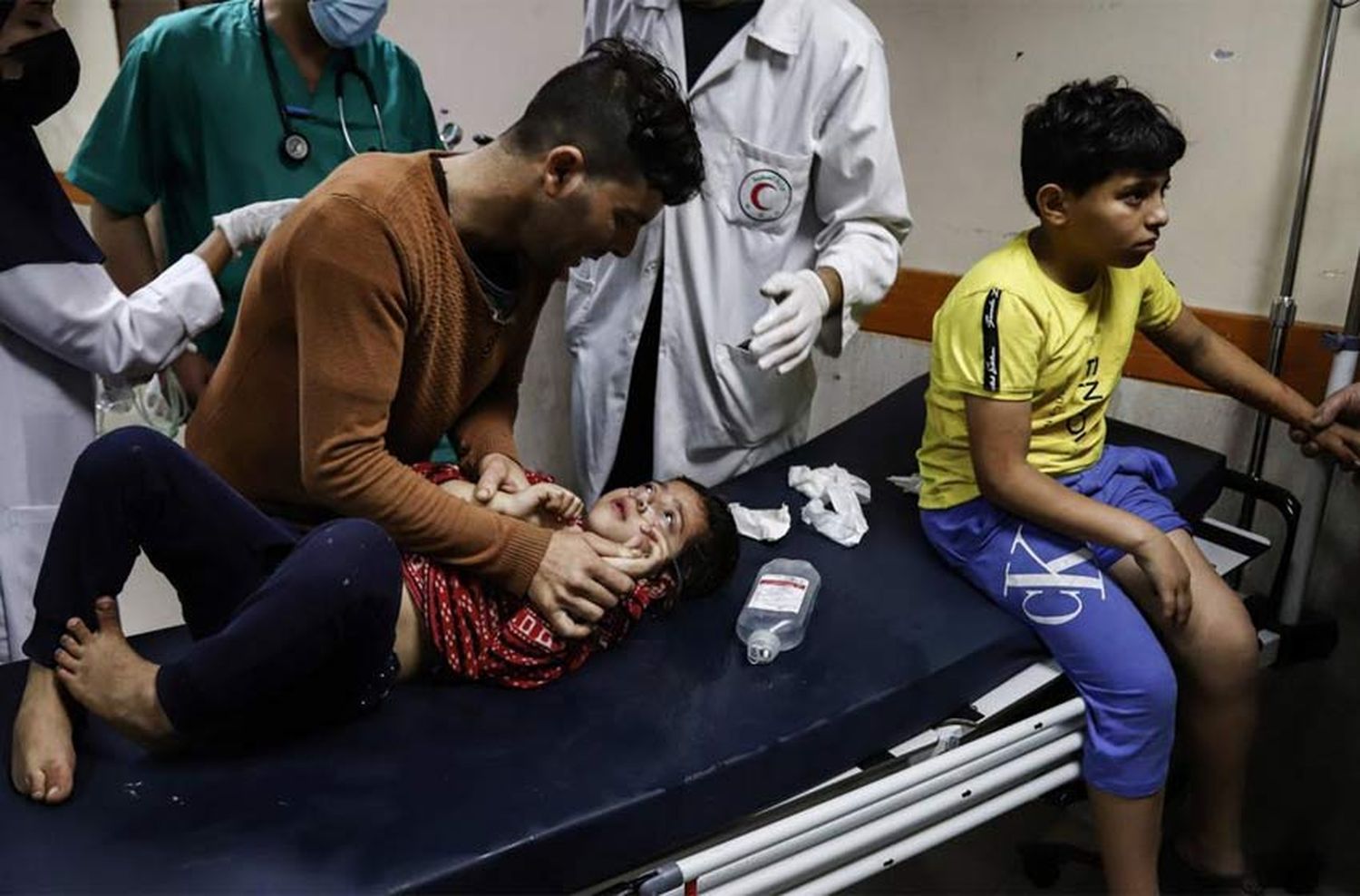 Palestina asegura que Israel bombardeó el patio de un hospital de Gaza y hay cientos de muertos