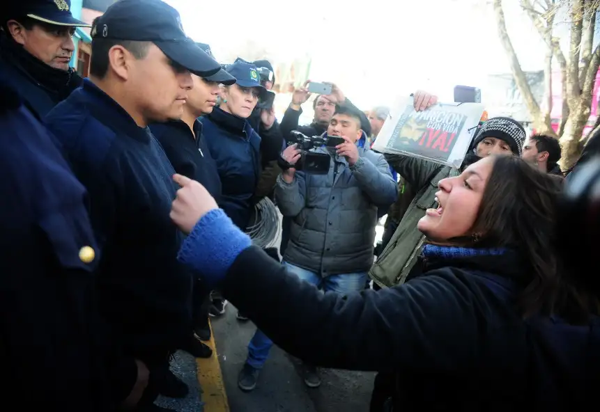 Caso Maldonado: un gendarme agredió con piedras a manifestantes 