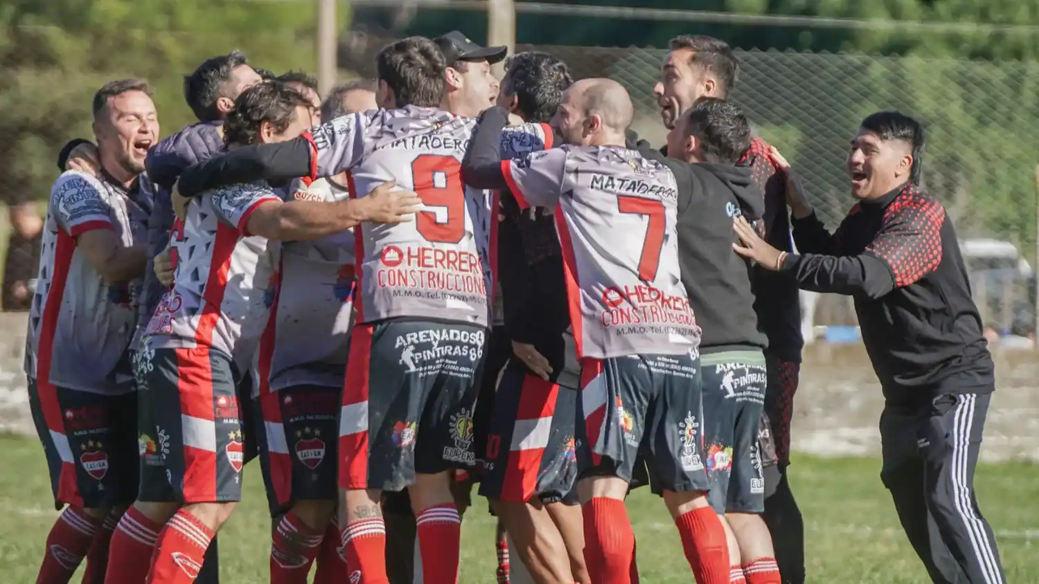 Festejo. De Mataderos, tras meterse en la final luego de vencer en los penales a Del Valle