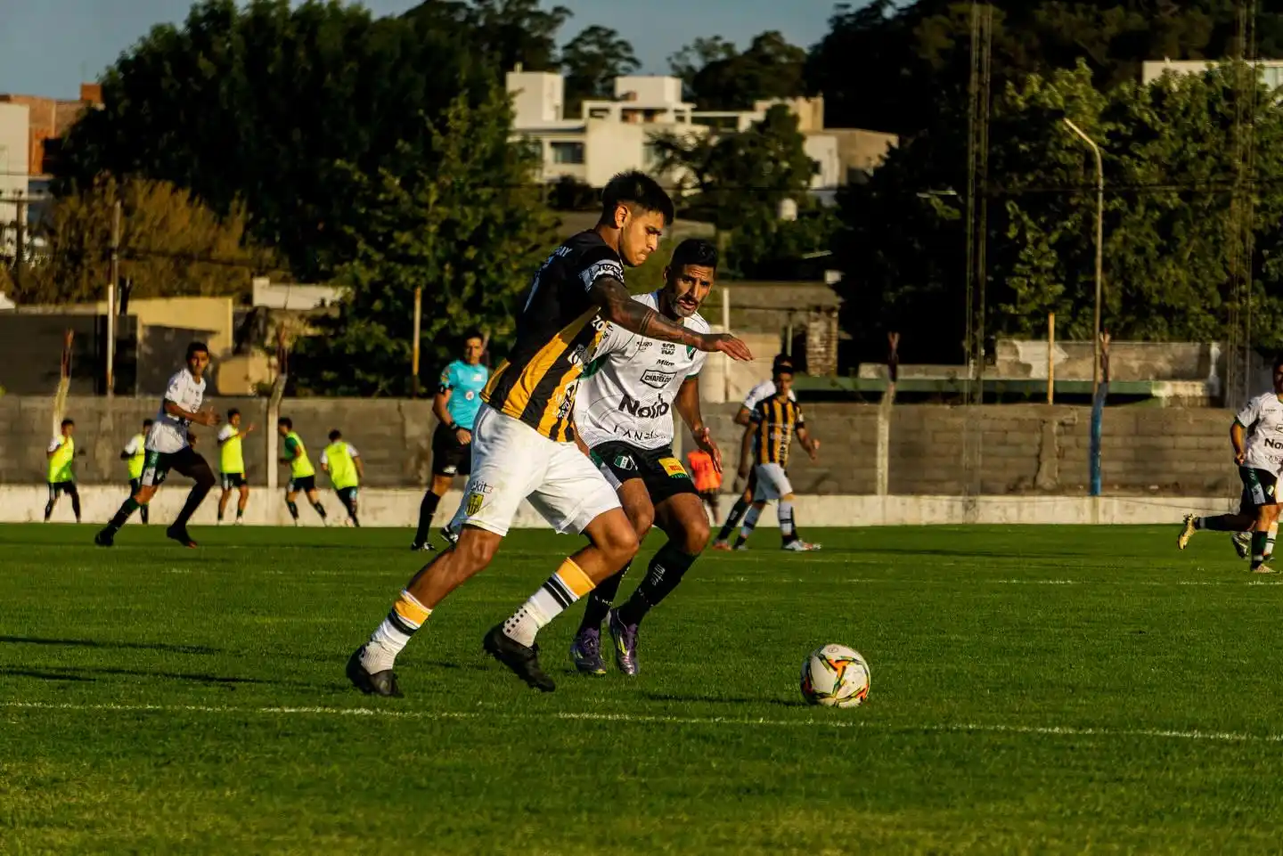 Luciano Domínguez, marcado por Damián De Hoyos, durante el empate de la primera rueda.