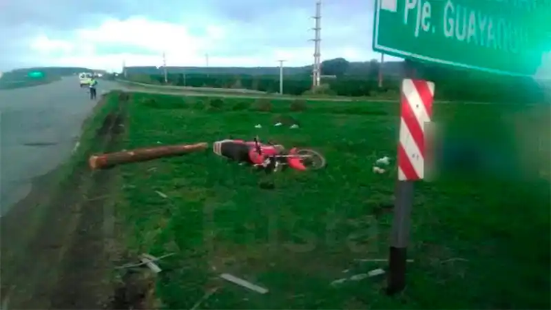 Falleció un hombre tras chocar su moto contra un cartel sobre la Autovía Artigas