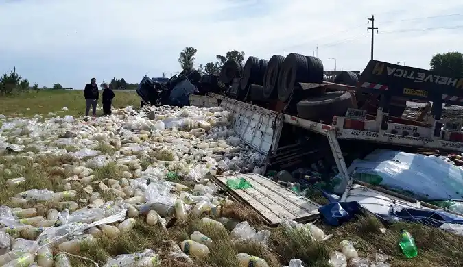 Volcó camión con gaseosas y el chofer fue trasladado al Hospital Centenario