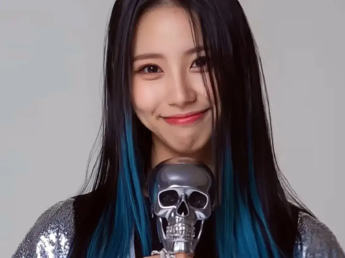 Yuri, la primera cantante de inteligencia artificial en debutar sobre un escenario