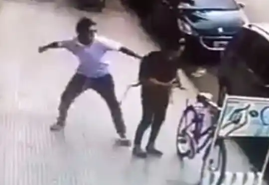 Video: brutal golpe de un hombre a una mujer en la calle
