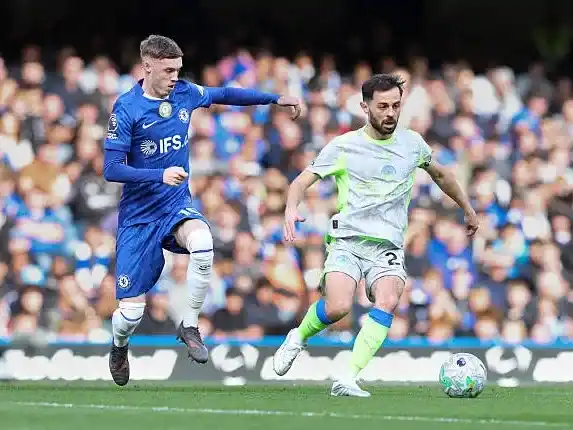 Manchester City quedó a seis de Arsenal con un partido menos.