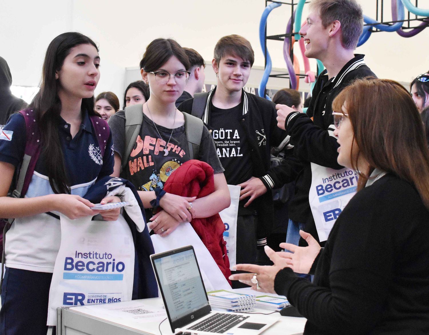 Con aumento, inicia el cronograma de pagos de becas provinciales