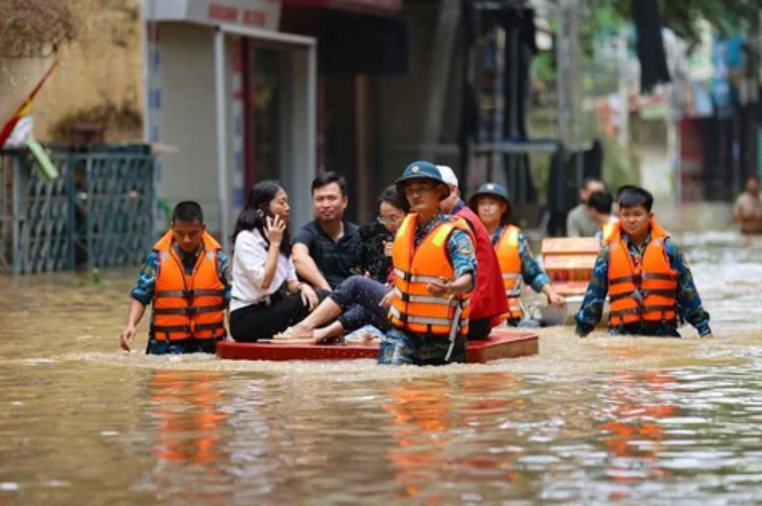 Las inundaciones en el río Rojo en Hanoi disminuyeron.