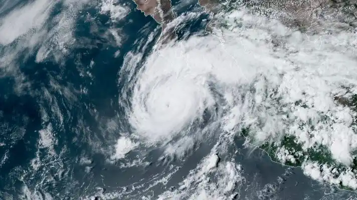 CON CATEGORÍA 2 huracán Rick toca tierra en México y produce fuertes lluvias y oleaje alto