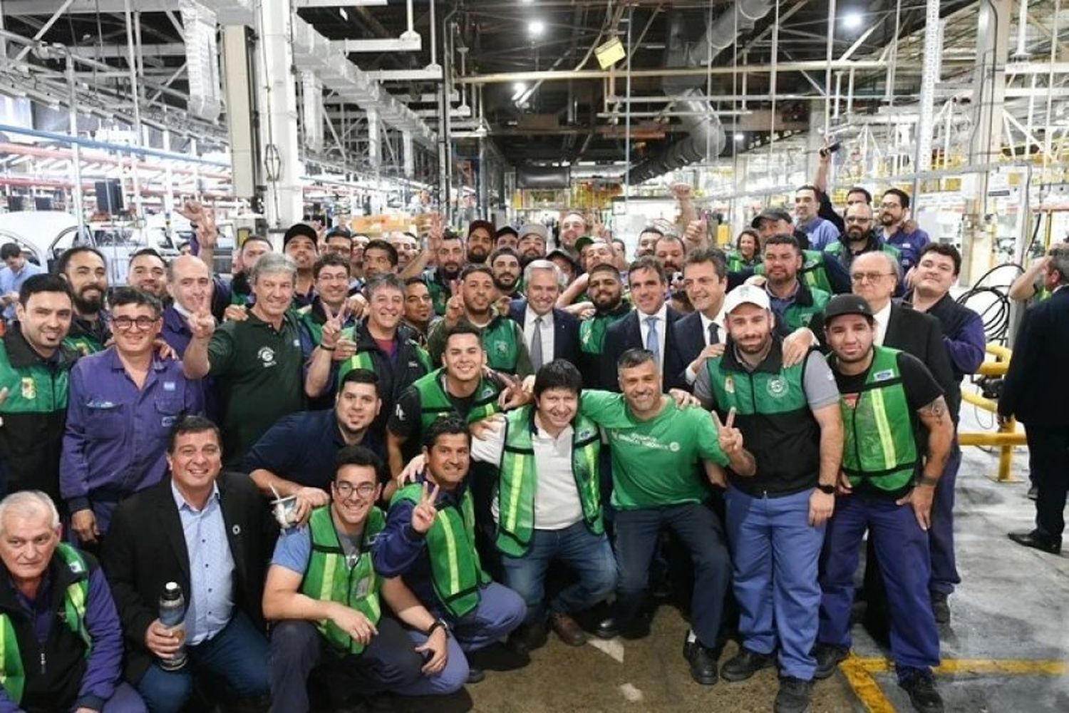 El presidente junto a empleados de Ford