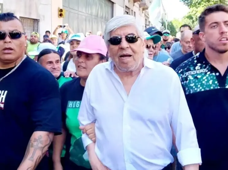 Hugo Moyano cedió y cerró un acuerdo salarial dentro de la pauta que quiere el Gobierno