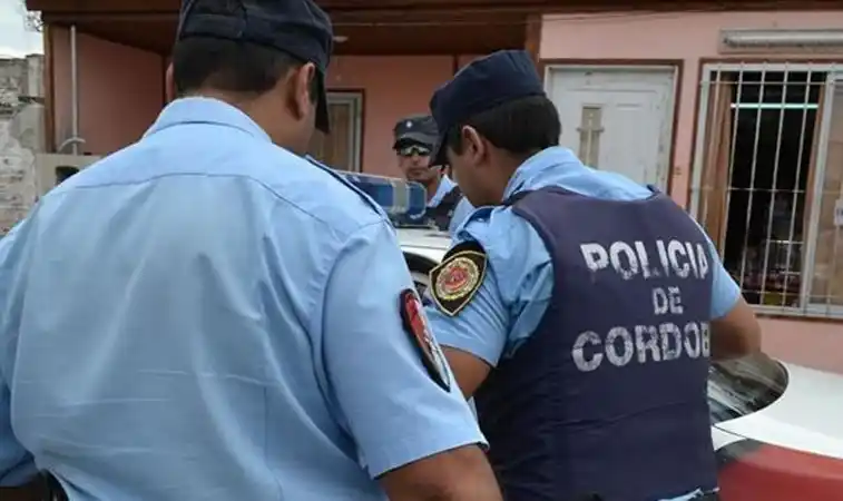 Comisario huía desnudo tras estar con la mujer de un oficial y fue detenido