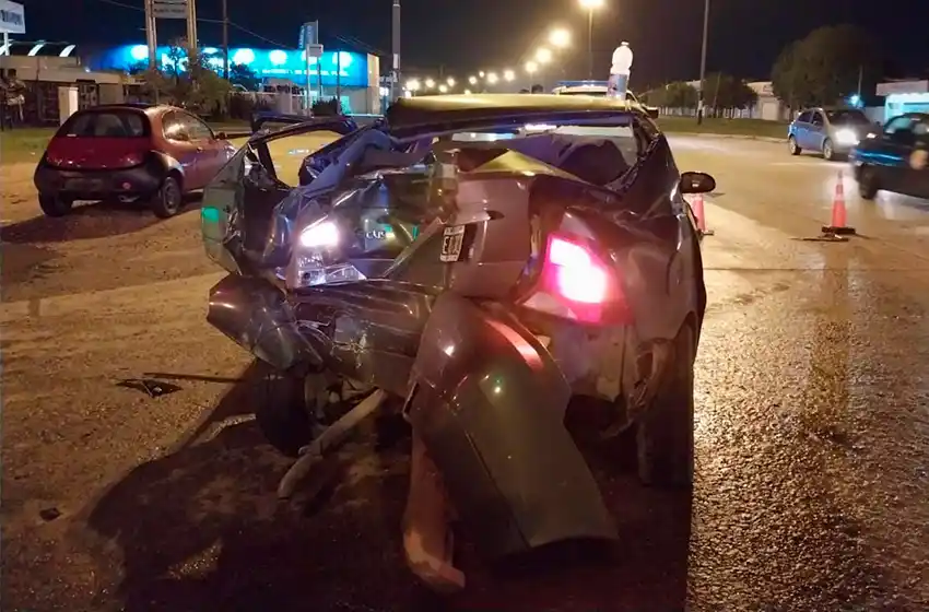 Fuerte impacto entre un colectivo y un auto