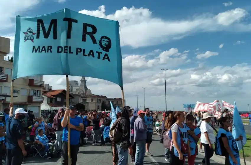 Acampe en el Unzué: reclaman por las 160 mil bajas del Potenciar Trabajo