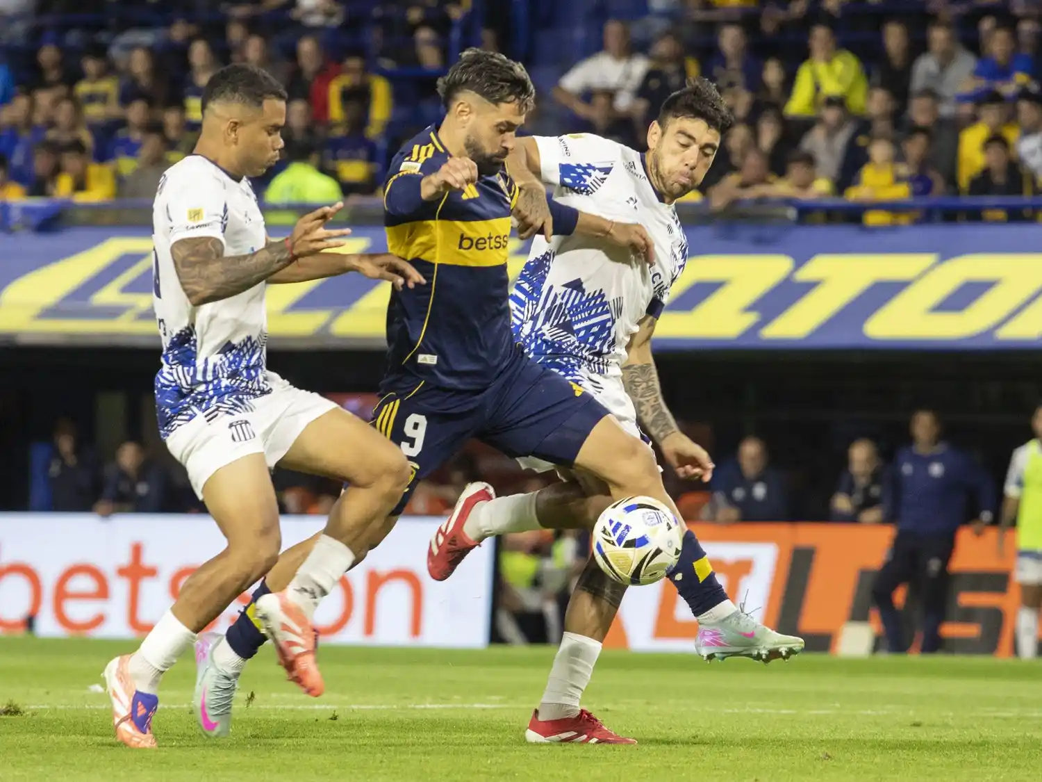 Un intento ofensivo de Giménez para Boca.