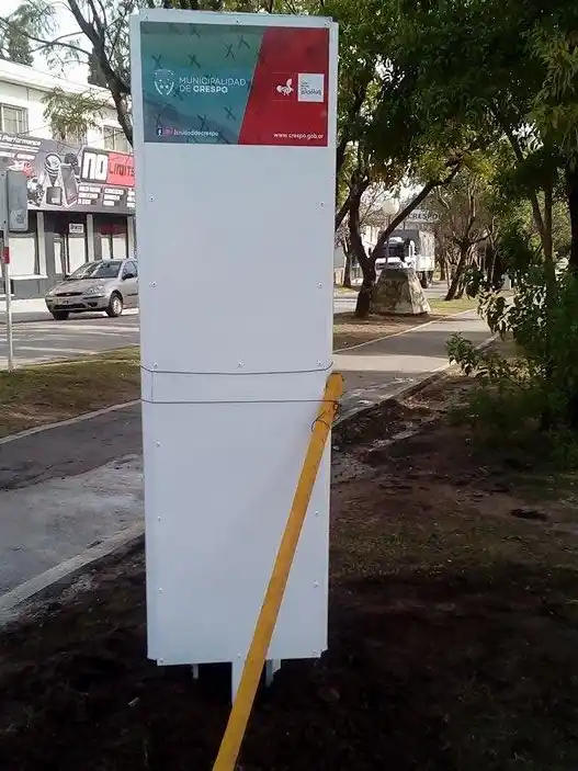 Pegatinas: A partir de hoy se sancionarán a quienes usen otros espacios que no sean los tótems ubicados en lugares públicos