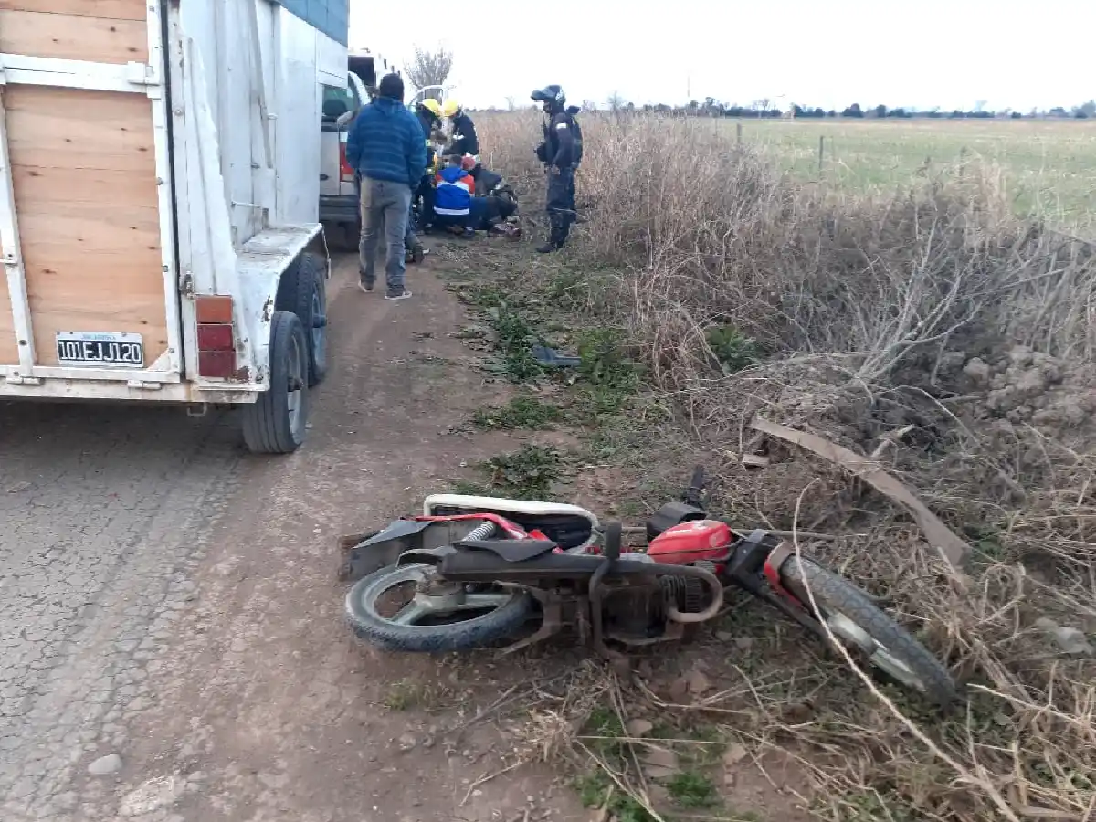Motociclista herido grave al chocar con una camioneta 