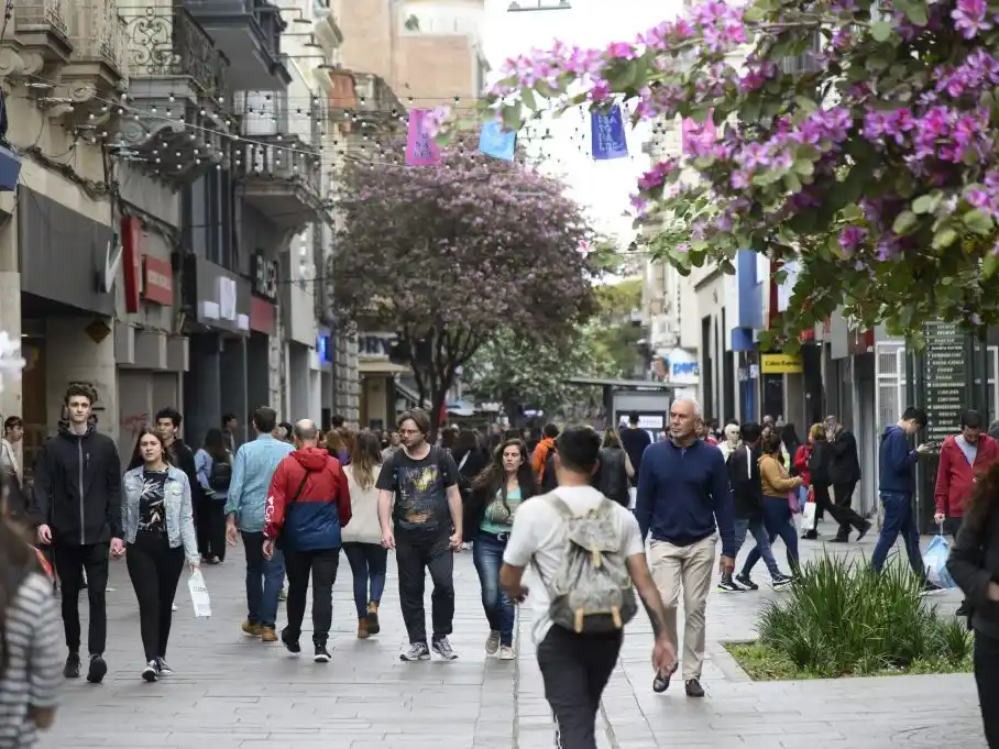 Una persona necesitó $485.065 para no quedar bajo la línea de pobreza y una familia de cuatro integrantes con vivienda propia, el umbral llegó a $1.440.013 en Rosario. Foto: Archivo/Marcelo Manera