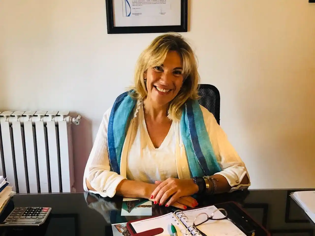 Marcela Scaruzzi trabajando en su estudio de abogacía.