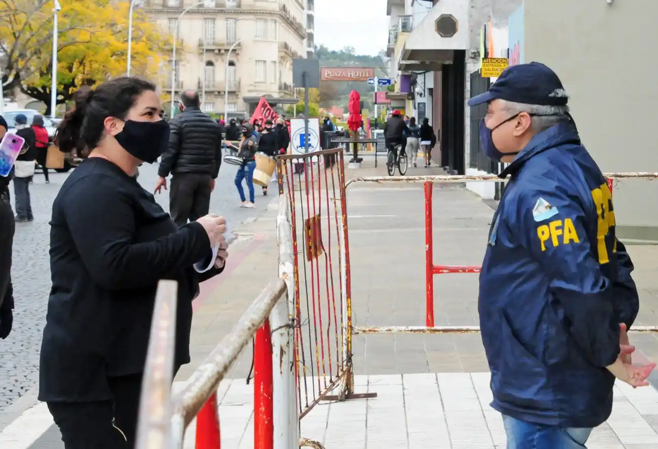 Tras más de dos horas de marcha, Altamirano entregó el petitorio en Anses