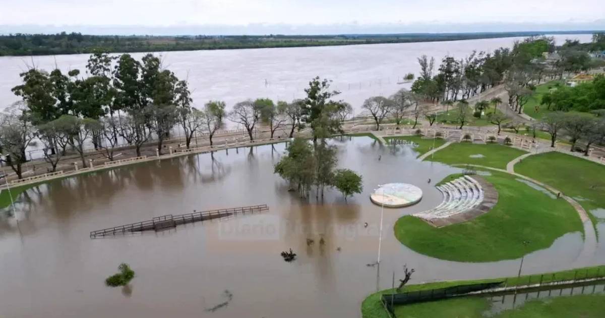 El río Uruguay sigue creciendo y el agua ya llegó a la Costanera de una ciudad entrerriana