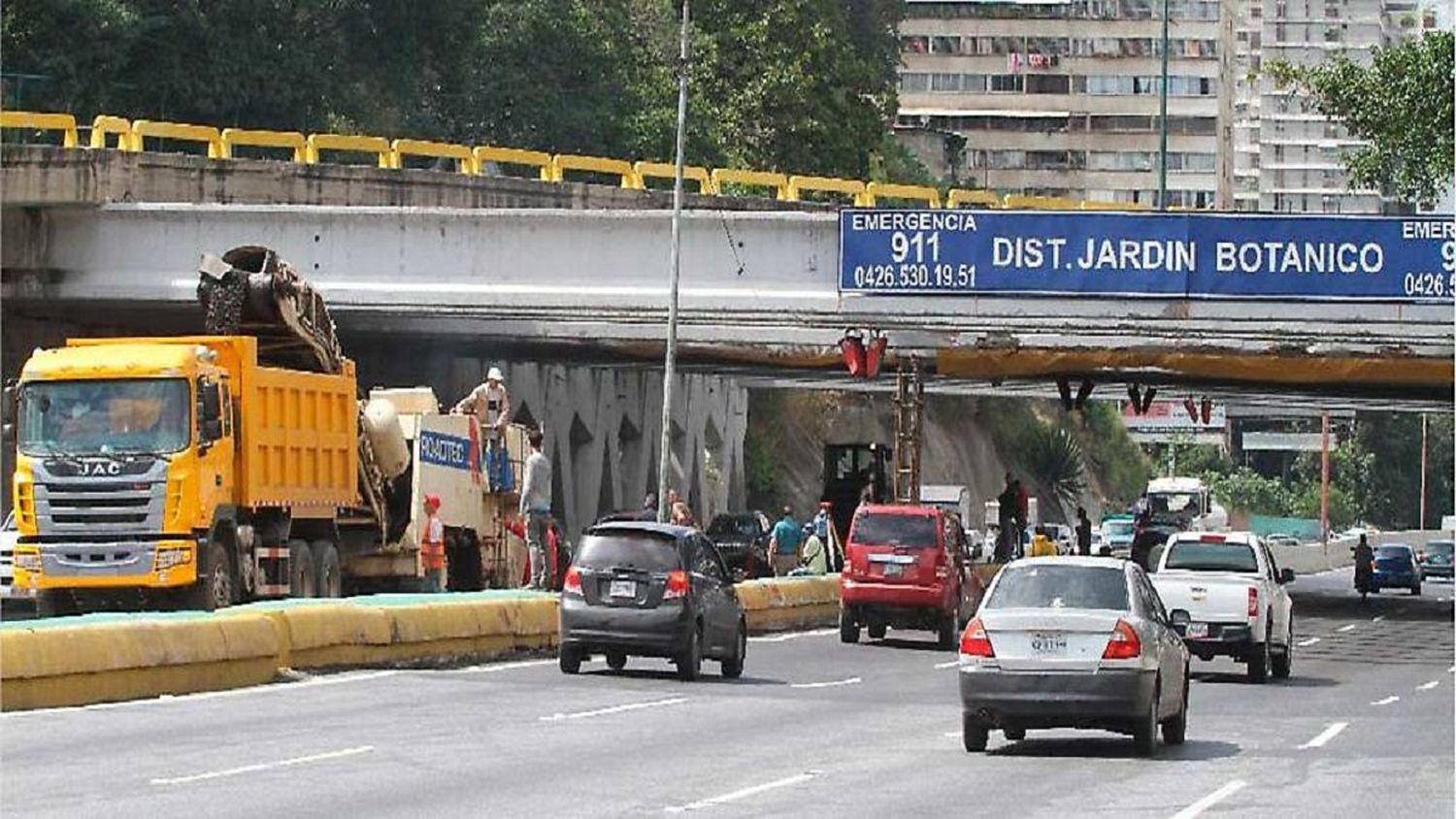¡IRÓNICO! Arrollan a trabajadora del INTTT y un PNB en la autopista Francisco Fajardo este #4Dic