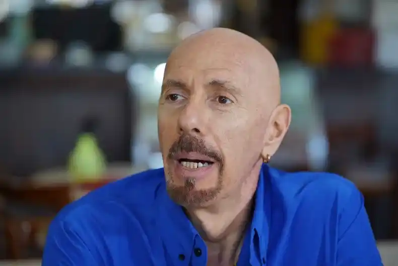 Su sueño es llegar al refugio con dos camiones repletos de ayuda.