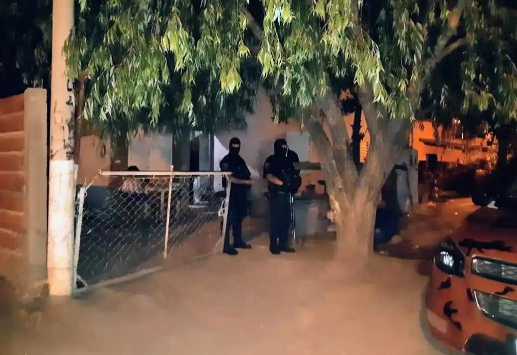 Allanamiento por drogas: detuvieron a dos personas y buscan a un prófugo
