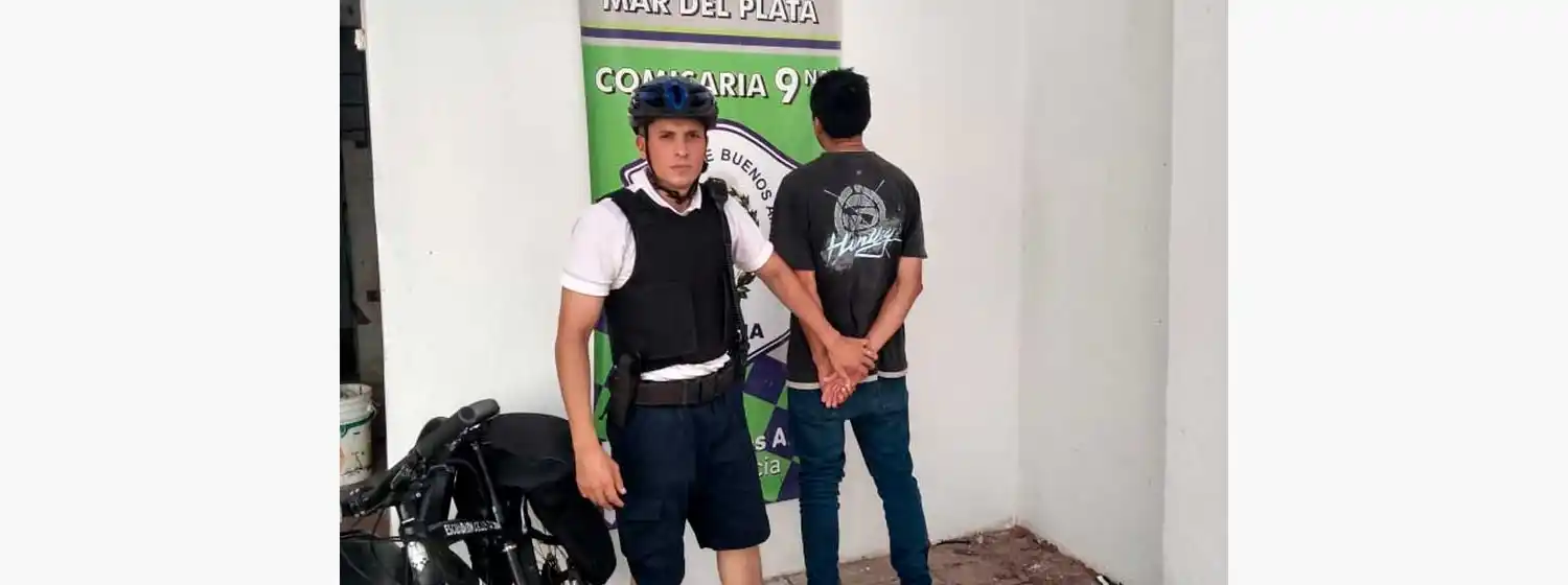 Un trapito le exigió $100 a una mujer para estacionar en la costa