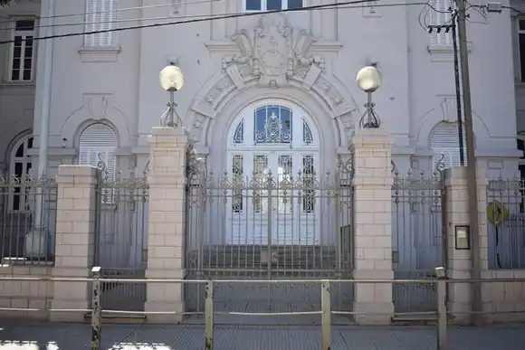 Tres menores en el interior  de la escuela Comercio