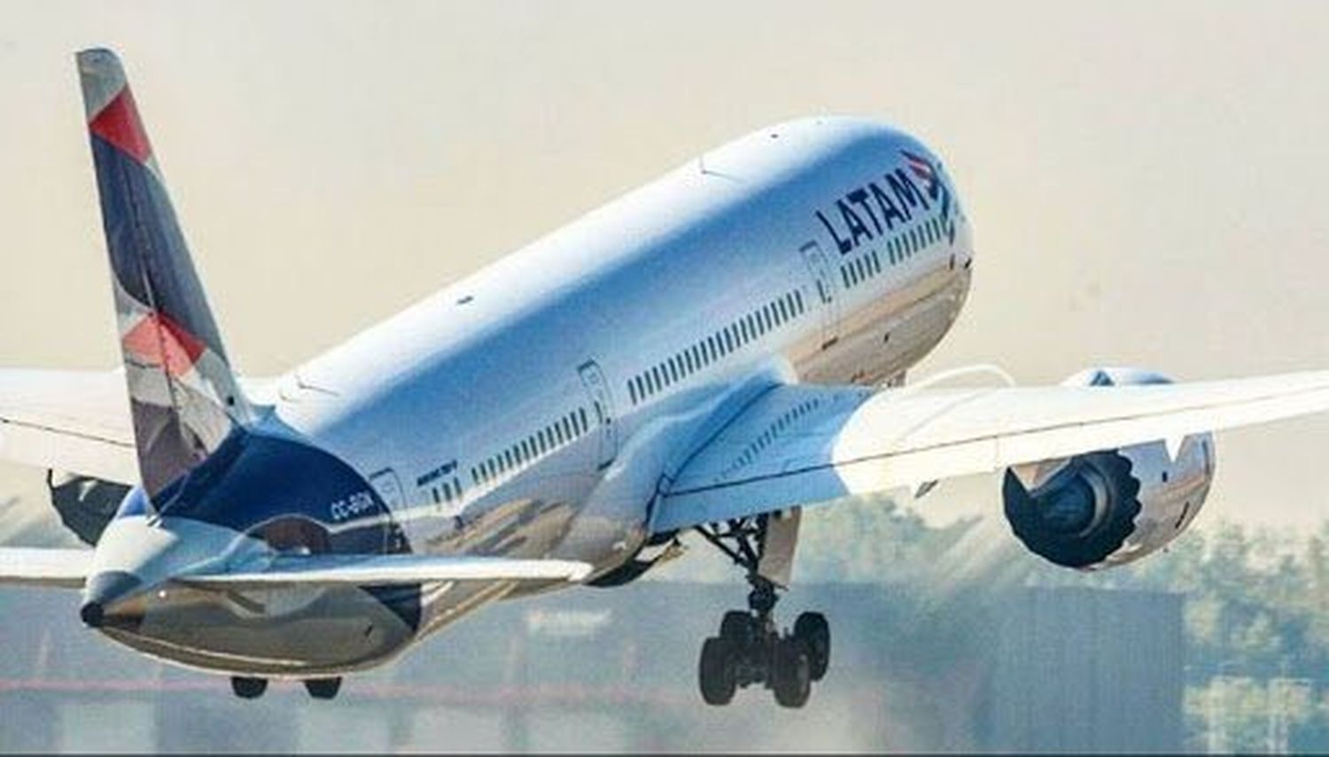 LATAM Airlines cesa operaciones  en Argentina por tiempo indeterminado