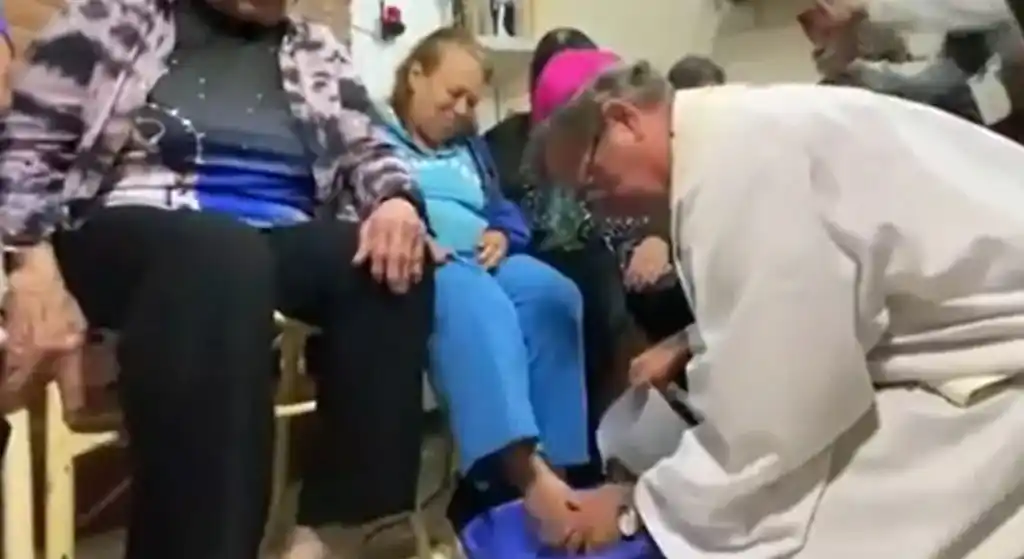 Sacerdotes lavaron los pies de jubilados en una clara señal al gobierno de Milei