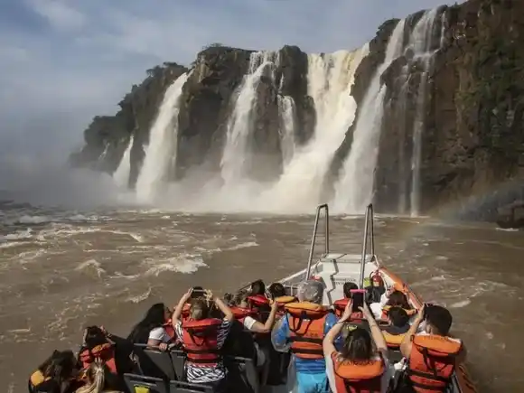 Viajaron 2,7 millones de turistas por el país y gastaron $733.000 millones