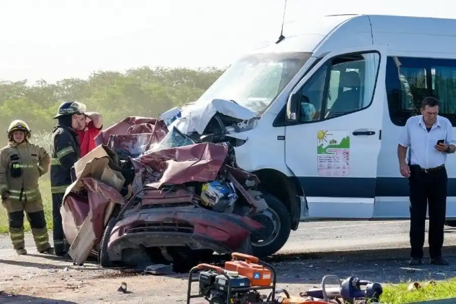 Tragedia en la ruta:  quedó acordeonado entre una combi y un camión en un triple choque