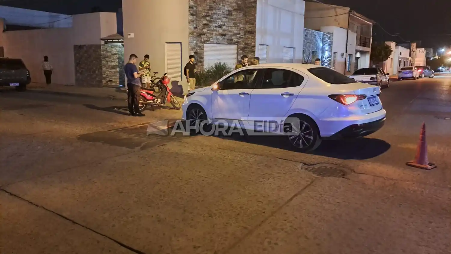 Chocaron un auto y una moto en la zona del centro: una persona fue trasladada al Hospital Centenario